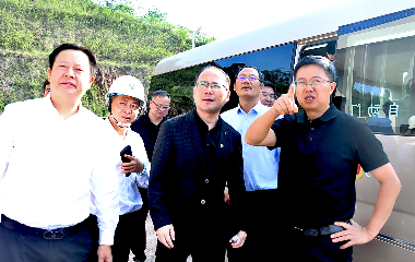 宜賓市南溪區(qū)委書記、南溪經(jīng)開區(qū)黨工委書記劉剛率隊調(diào)研遠(yuǎn)東宜賓智能產(chǎn)業(yè)園