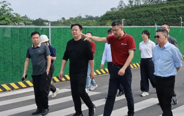 三江新區(qū)（臨港經(jīng)開區(qū)）黨工委委員、南溪經(jīng)開區(qū)管委會(huì)主任李勇率隊(duì)調(diào)研遠(yuǎn)東股份宜賓智能產(chǎn)業(yè)園